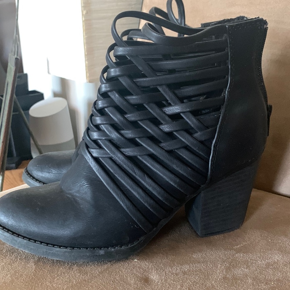 Ladies black ankle boots with weave design